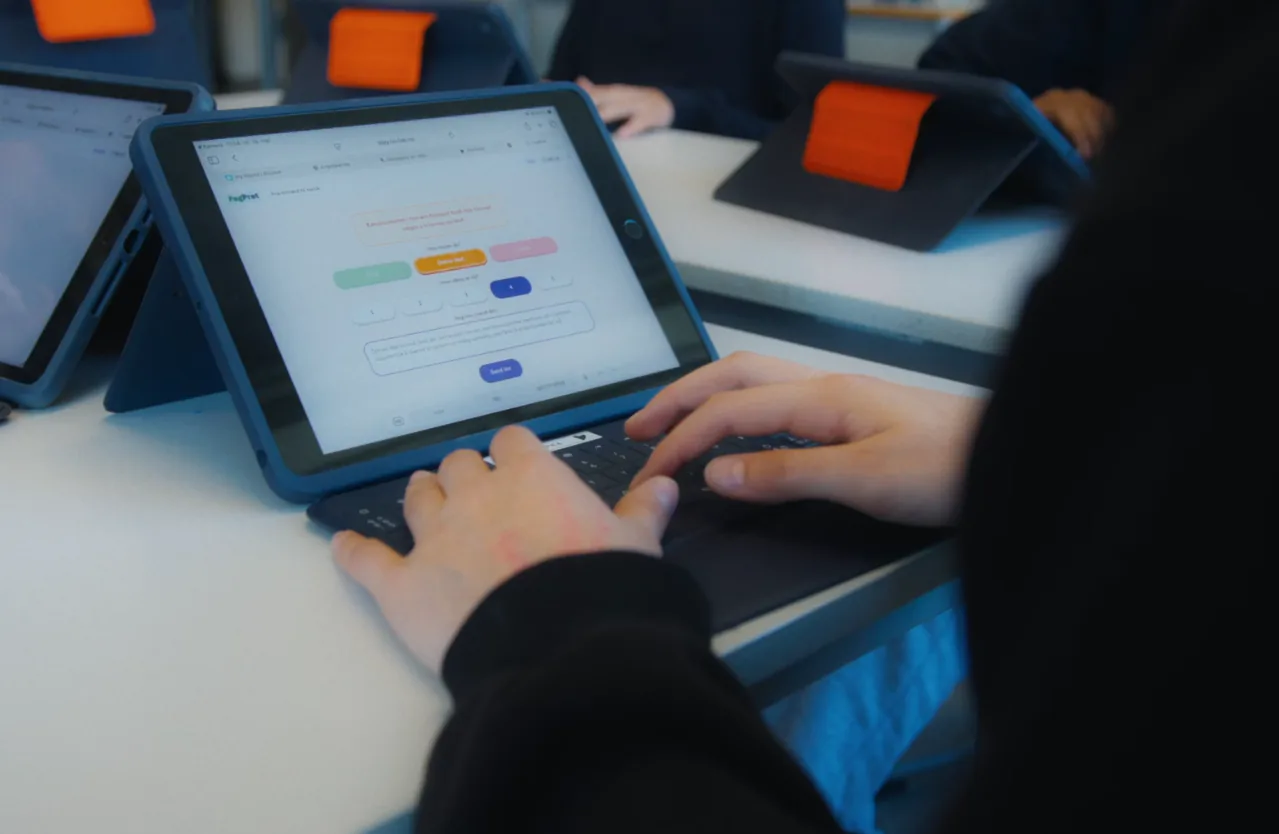 Elev som skriver en begrunnelse på nettbrettet sitt