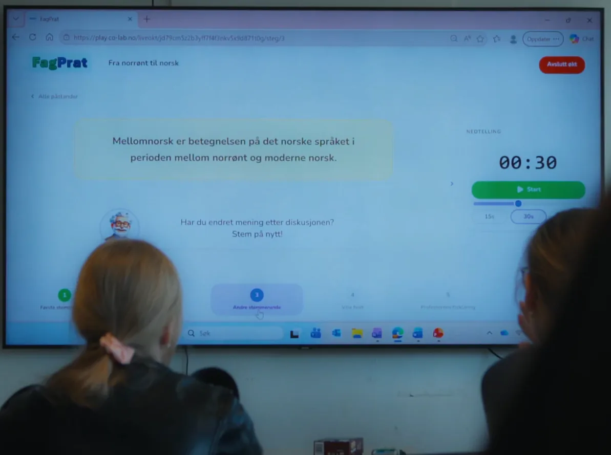 Elever som følger en FagPrat på storskjerm
